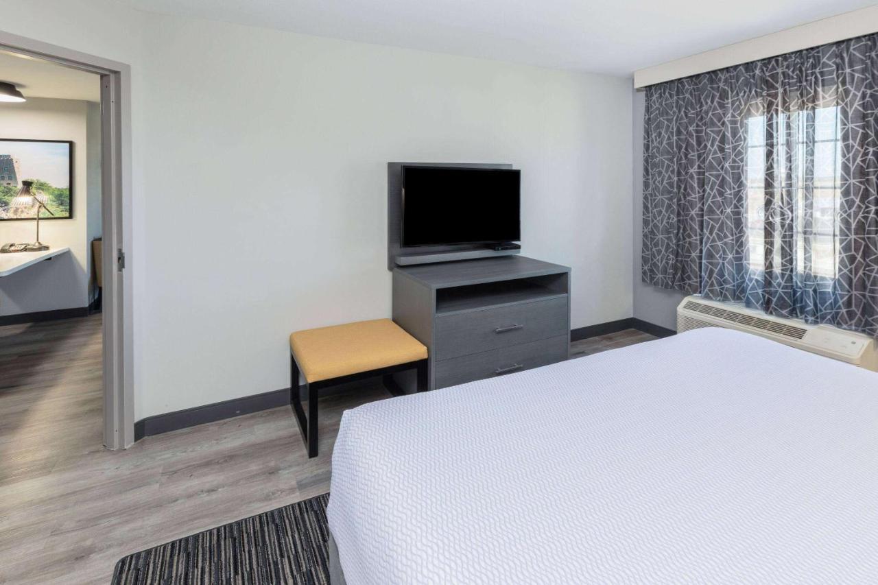 La Quinta Inn & Suites By Wyndham Ardmore Esterno foto